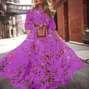 Vollansicht eines lila Maxikleids im Boho-Stil mit Blumenmuster und braunem Taillengürtel