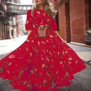 Elegantes rotes Maxikleid im Bohème-Stil mit Blumenmuster, weitem Saum und braunem Gürtel