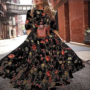 Bohemien Maxi-Kleid mit Blumendruck und großem Schwung für den Urlaub, Detailansicht.