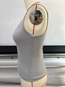 Detaillierte Seitenansicht eines grauen, eng anliegenden ärmellosen Tanktops für Damen