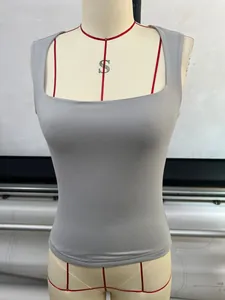 Detailansicht eines grauen ärmellosen Tanktops mit quadratischem Ausschnitt