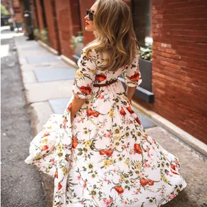 Boho-Maxikleid mit Blumenprint und weitem Rock für den Sommerurlaub am Strand