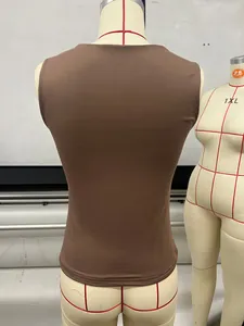 Rückenansicht eines minimalistischen braunen, schmal geschnittenen, ärmellosen Tanktops