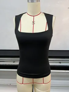 Detailansicht eines schwarzen ärmellosen Tanktops mit quadratischem Ausschnitt