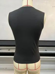Rückansicht eines schwarzen, ärmellosen, eng anliegenden Basic-Tops an einer Schaufensterpuppe