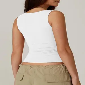 Detaillierte Rückansicht eines stilvollen, eng anliegenden weißen ärmellosen Tanktops