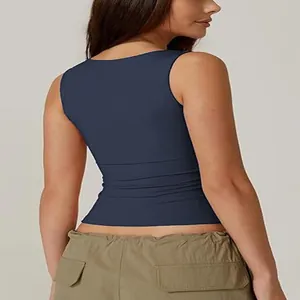Rückenansicht des dunkelblauen, minimalistischen Slim-Fit-Tanktops mit Karree-Ausschnitt