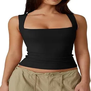Detailansicht eines schwarzen, schmal geschnittenen ärmellosen Tanktops mit Karree-Ausschnitt
