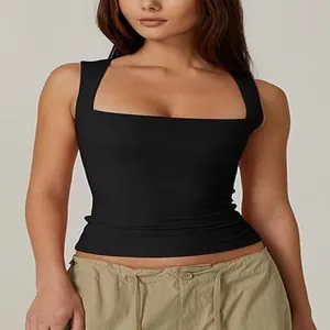 Detailansicht eines schwarzen ärmellosen Tanktops mit quadratischem Ausschnitt.