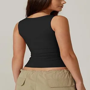 Detaillierte Rückansicht eines schicken schwarzen ärmellosen Tanktops für Damen.