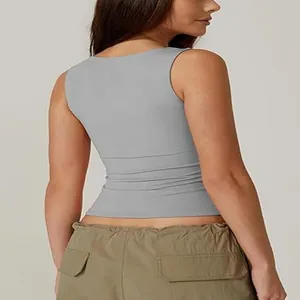 Rückenansicht eines grauen, ärmellosen Tanktops mit eckigem Ausschnitt.