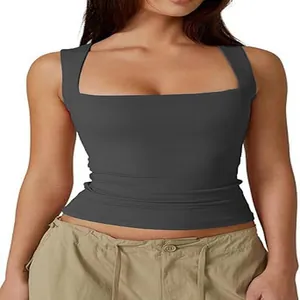 Nahaufnahme eines dunkelgrauen ärmellosen Tanktops mit quadratischem Ausschnitt