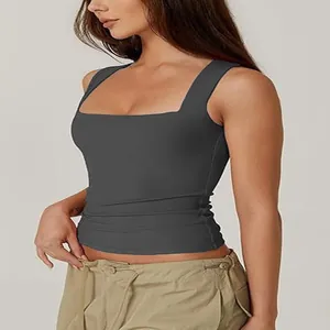 Nahaufnahme eines schmal geschnittenen, dunkelgrauen Damen-Tops mit eckigem Ausschnitt