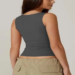 Rückansicht eines schmal geschnittenen, anthrazitfarbenen ärmellosen Tanktops für Damen