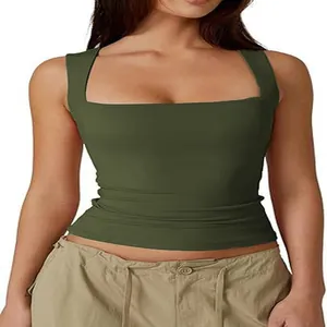 Detailaufnahme eines olivgrünen, ärmellosen Tanktops mit eng anliegendem Karree-Ausschnitt