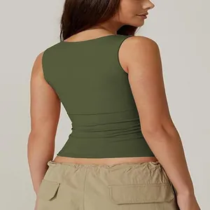 Rückansicht eines schmal geschnittenen, ärmellosen olivgrünen Damen-Tops mit Karree.