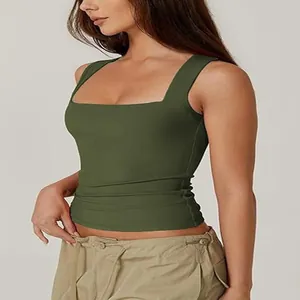 Detailansicht eines olivgrünen ärmellosen Tanktops mit quadratischem Ausschnitt