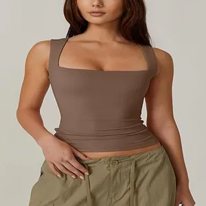 Detailansicht eines stylischen Damen-Tanktops mit quadratischem Ausschnitt in Braun