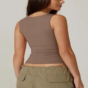 Detaillierte Seitenansicht eines schmal geschnittenen braunen ärmellosen Tanktops