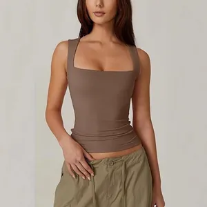 Modisches braunes ärmelloses Damen-Oberteil mit quadratischem Ausschnitt am Model