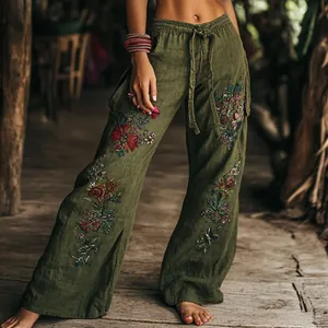 Vue détaillée du pantalon large vert olive avec broderie florale et cordon de serrage