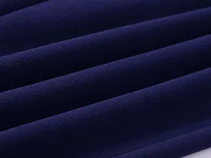 Gros plan sur la texture du tissu en maille violet foncé pour un sweat à capuche confortable.
