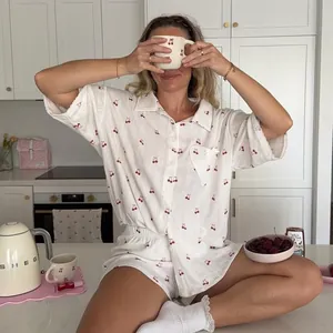 Gros plan d'un ensemble de pyjama confortable à imprimé cerise pour femme en cuisine