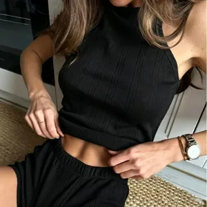 Détail d'un ensemble pyjama noir en maille côtelée avec haut montant et short