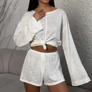 Gros plan d'un ensemble de pyjama blanc ajouré avec haut à manches longues et short