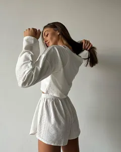 Détail de l'ensemble de pyjama blanc ajouré avec haut à manches longues et short