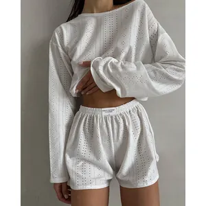 Ensemble de détente en dentelle anglaise blanche avec haut à manches longues