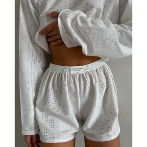 Vue détaillée d'un ensemble pyjama blanc ajouré pour femme avec haut et short