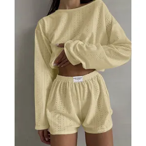Détail de cet ensemble de pyjama ajouré jaune pâle pour femme avec manches longues.