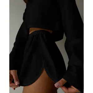 Vue détaillée d'un pyjama noir ajouré avec short fendu sur le côté et texture maille