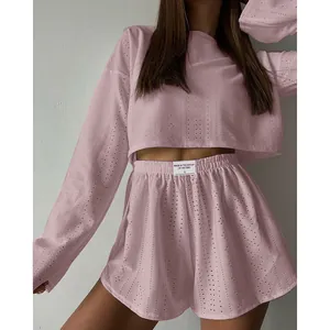 Détail de l'ensemble de pyjama rose ajouré avec haut court à manches longues