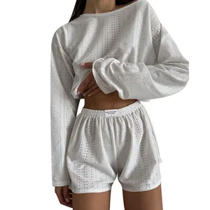 Vue détaillée d'un ensemble de détente blanc ajouré pour femme avec short