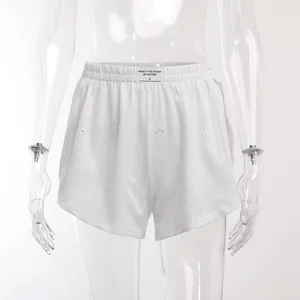 Détail de ce short en maille ajourée blanche avec taille élastiquée confortable