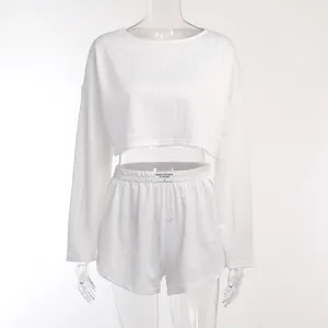 Ensemble de pyjama minimaliste blanc deux pièces avec haut court et short assorti