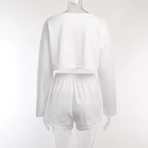 Vue arrière d'un ensemble de détente blanc deux pièces ajouré avec crop top et short