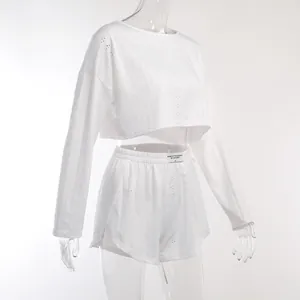 Ensemble de détente blanc en maille pointelle avec haut court à manches longues et short