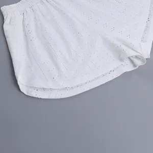 Détail rapproché d'un short de pyjama blanc ajouré élégant avec une taille élastiquée