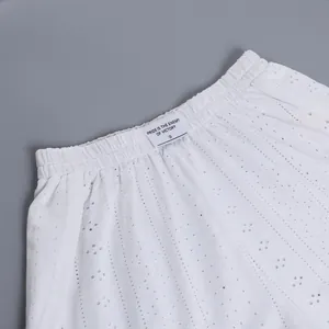 Gros plan détaillé d'un short de pyjama blanc ajouré avec une ceinture élastiquée