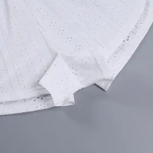 Vue détaillée du tissu blanc ajouré sur un short de détente confortable