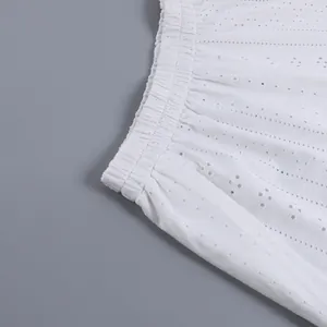 Vue détaillée du tissu ajouré blanc et de la taille élastique pour pyjama femme.