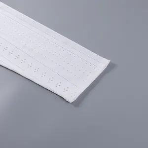 Vue détaillée du motif en tricot ajouré blanc sur le tissu de la manche du pyjama