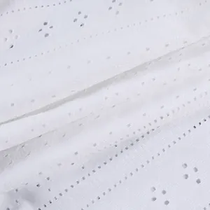 Vue détaillée du tissu en coton brodé à œillets blancs pour pyjamas pour femmes