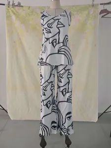 Détail d'un ensemble 2 pièces femme avec imprimé visage abstrait haut sans manches