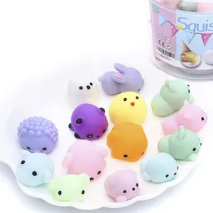 Bunte Mini-Tier-Mochi-Squishies, die ordentlich auf einem weißen gewellten Teller liegen