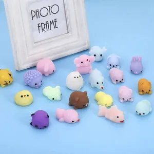 Sammlung bunter, niedlicher Tier-Mochi-Squishies auf einem hellblauen Hintergrund
