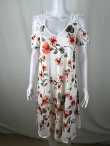 Vestido floral de verano con hombros descubiertos, encaje blanco y cuello en V